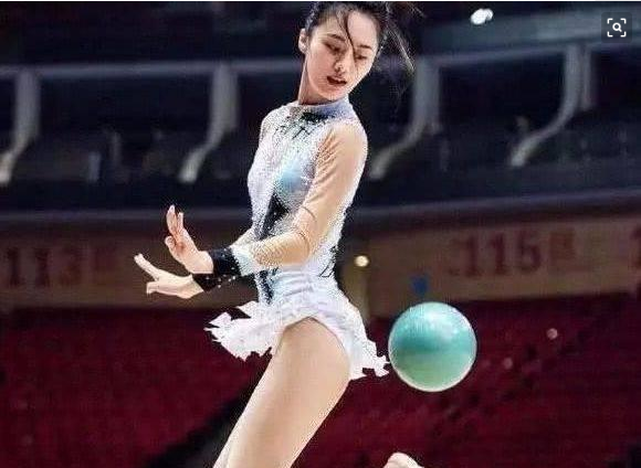 『电视剧』31岁的“糖宝”再次走红，体操身姿让人心动，网友：这腿是真的吗