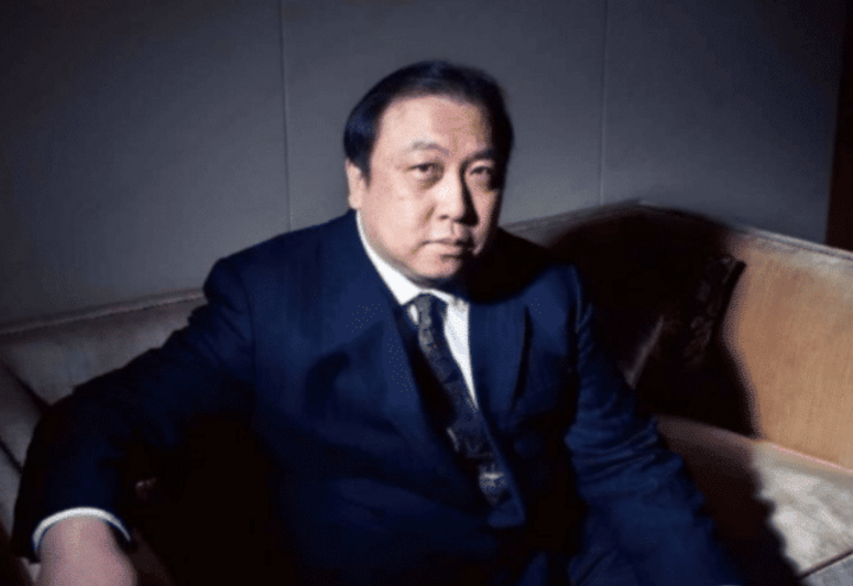 『王晶』64岁导演王晶近照， 独宠了41年老婆正面曝光，竟然是我们熟悉的她