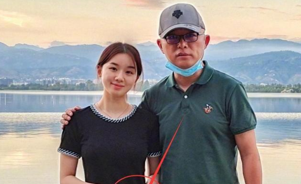 看看23岁孟星亚,再看24岁郭麒麟,难怪孟非和郭德纲着急"成亲家"