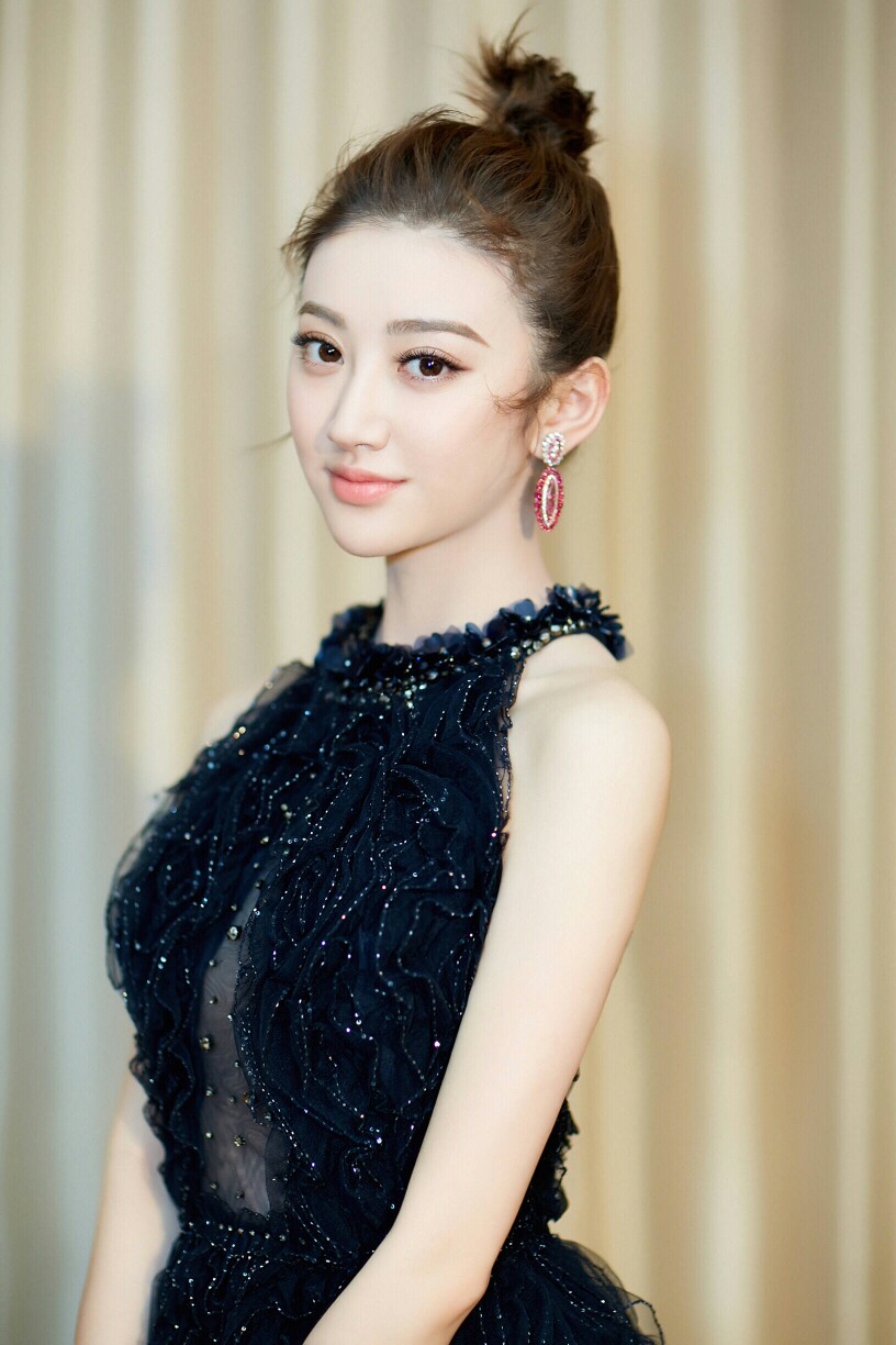 尤浩然|路人镜头下的景甜长啥样？关掉10级美颜后，终于相信张继科审美了