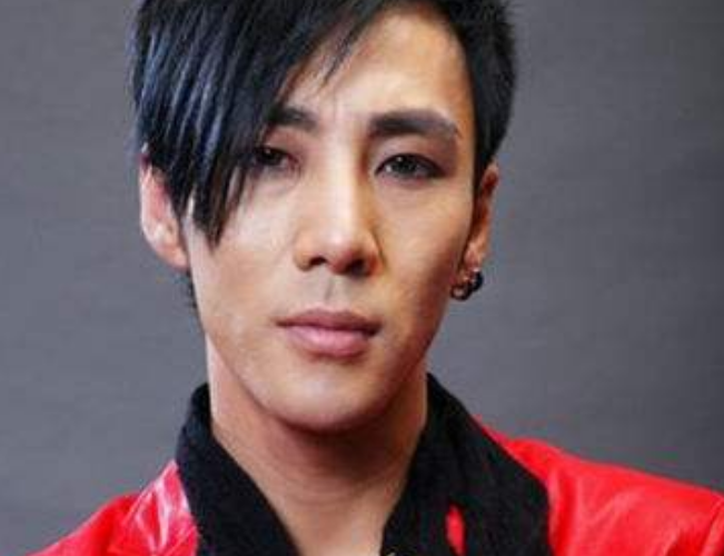 |他因一首歌曲爆火，却因为车祸瘫痪被女友抛弃，现如今走在街上都无人识