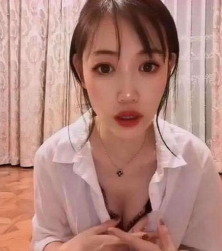 马蓉▲马蓉直播带货捞金,却因尺度太大被举报,网友:离开王宝强的你真狼狈