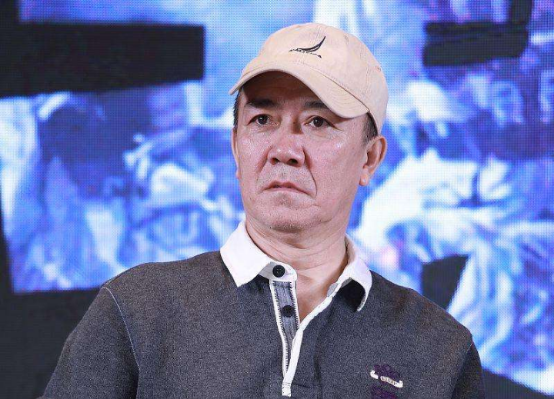 [江玉燕]新版《亮剑》抹发胶、戴耳钉, 打完仗衣服崭新, 李幼斌6个字评价