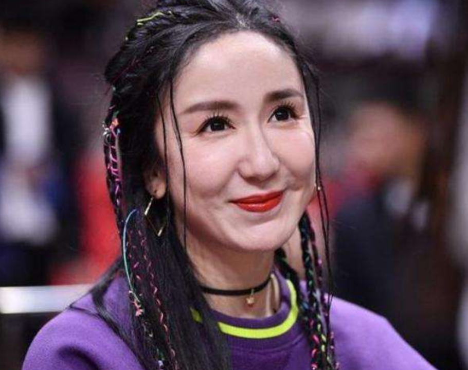 『整容』她才31岁脸就崩了？从来不承认整容，如今满脸硅胶感垮成“假人”
