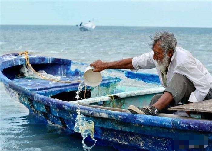 船员:出海的船员为什么不喝海水?看看海水烧干后的样子,谁敢喝?