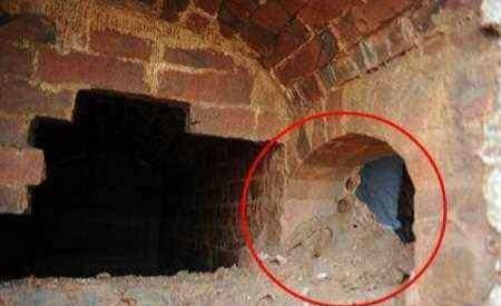 「考古」盗墓贼走后，一个老农放羊发现大洞，进去后发现：里面全是黄金