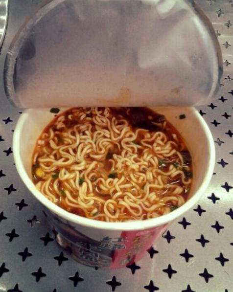 李佳琦|号称泡面界的“爱马仕”,十秒钟卖空5万份,李佳琦:好吃到忘乎所以