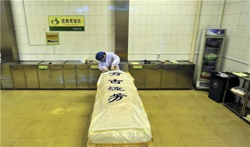 入殓师|每天和尸体一起的女入殓师，亲戚都恐避不及，她们最后都嫁给了谁？