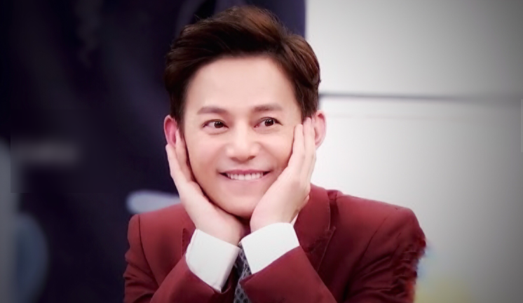 何炅|何炅低调了23年,父母身份终于曝光太强大,网友:难怪人脉这么广