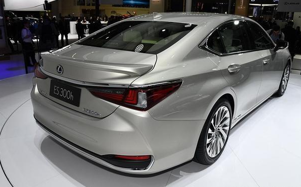 雷克萨斯ES■车主狠下心花29万买雷克萨斯ES，开了半年后，直呼自己没选错！