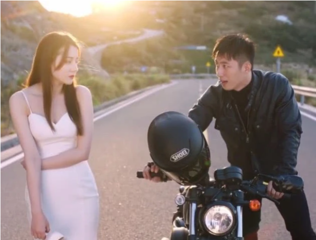 「迪丽热巴」热巴终于对婚纱下手了，却被“胳肢窝”抢镜，网友：这是认真的？