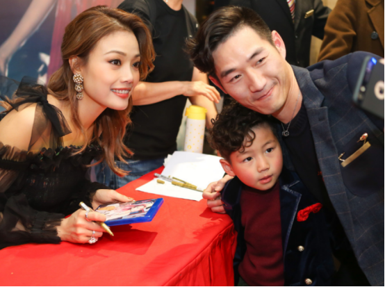 『结婚』拥有独特的声音,再加上强硬的唱功,容祖儿的表现很亮眼