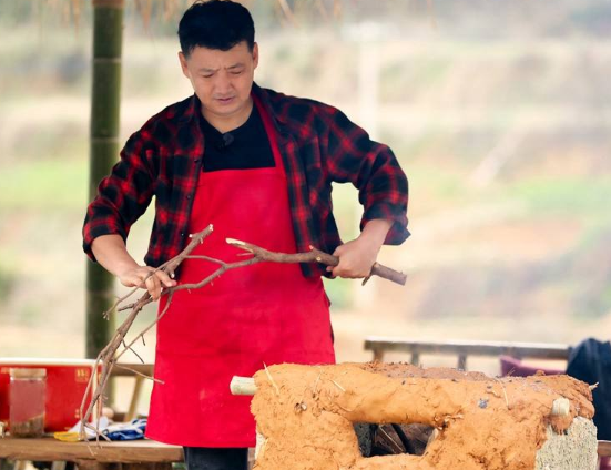 向往的生活|提着环保袋就来参加《向往的生活》，成粉丝最想留住的嘉宾，这位大叔有点酷