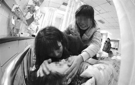 「小云」怀孕8个月突然去世，医生掀开孕妇的衣服后，偷偷拨打了110