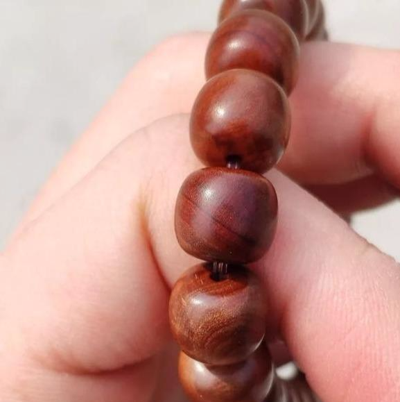 @这种手串不要钱，车成手串，他盘了不到半年，妥妥的牛津红