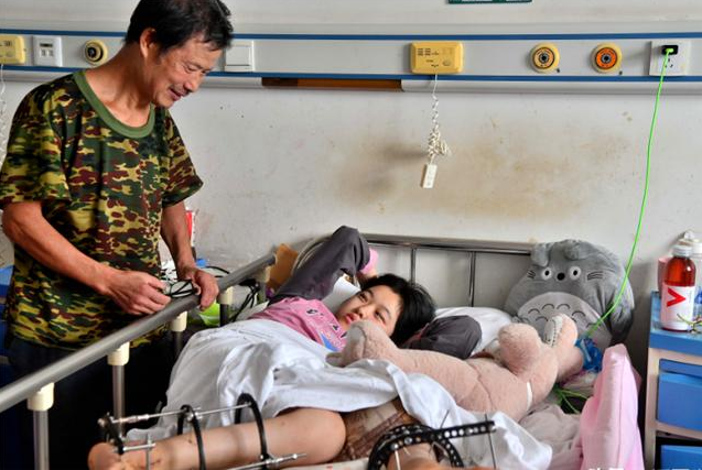 颜夕趣史|老人垃圾堆捡回女婴，辛苦抚养16年终于长大，如今生活乱成一团