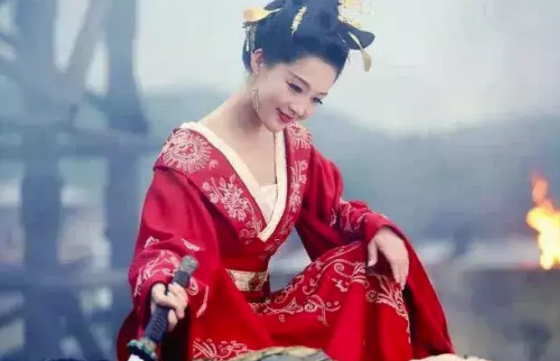 【李沁】李沁一个微笑黑化,张子枫一个眼神黑化,而她差点让整部剧禁播