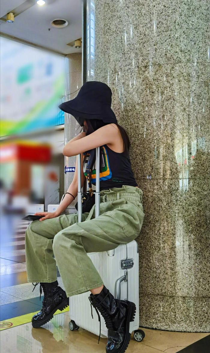 穿衣搭配@杨幂太会穿搭，针织衫搭配同色红唇，妆容精致太优雅