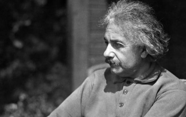 『爱因斯坦』爱因斯坦为何照片多数是上半身?全身照去哪了?难道其中有秘密?