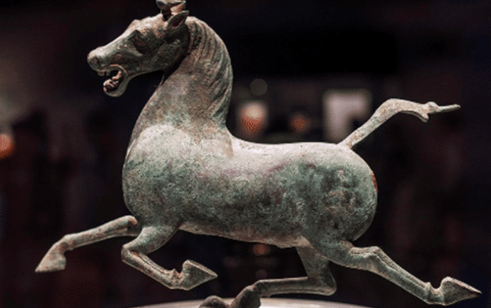 马踏飞燕■马踏飞燕成中国旅游标志，但为何从不拍正面照？网友看后忍俊不禁