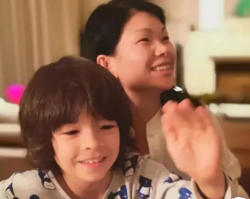 吕燕|还记得“第一丑模吕燕”吗？她儿子长大像极混血王子，帅到不敢认