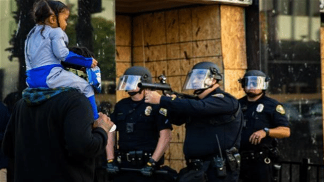 「特朗普」特朗普下达一“命令”，数万黑人被抓捕，当场被美军击杀！