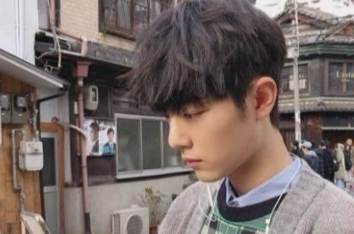 黄雅莉@肖战迪丽热巴穿“情侣装”拍杂志，cp感十足太甜蜜，网友：锁了