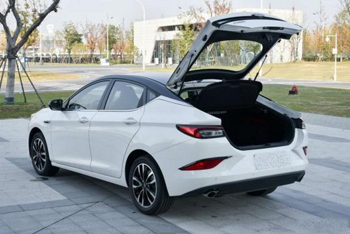 「轿跑」这才是年轻人的第一台运动轿跑，现不足6万，外观超个性