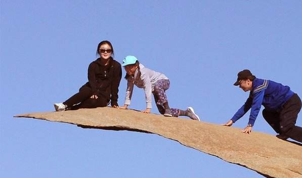 |全球最“有欺骗性”的石头，看起来像悬在半空，实际却是角度问题