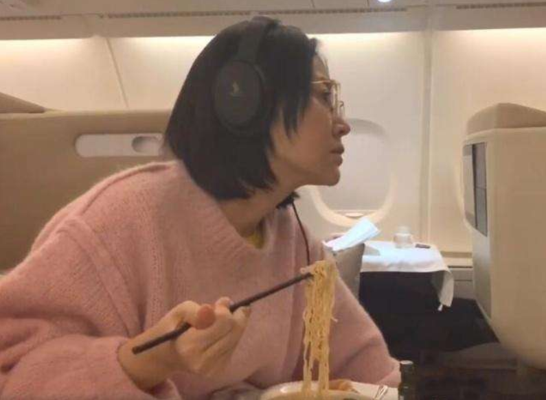 许晴|51岁许晴近照曝光，头等舱里素颜吃泡面，满脸泛黄过成老年人