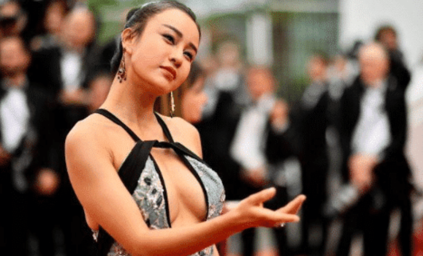 成龙|她原本是瑜伽老师，被成龙相中后一炮而红，如今一节课就要10万？