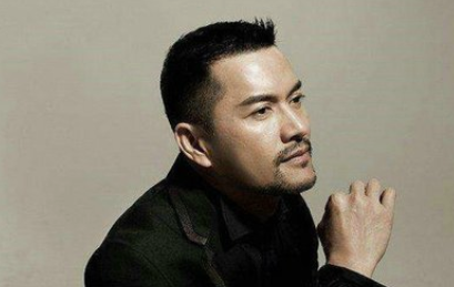 吕良伟|64岁吕良伟被称“不老男神”,妻子貌美肤白,18岁儿子长相却一言难尽啊