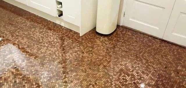 ■英国小哥6年前用硬币铺成地板，如今变成啥样了？看完之后有点不敢信！