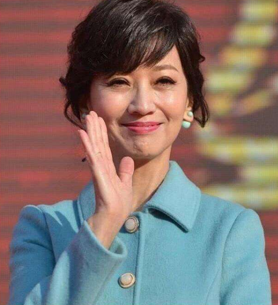 李荣浩|她才是名副其实的“冻龄女神”， 甩赵雅芝几条街， 儿子称她“老妖精”