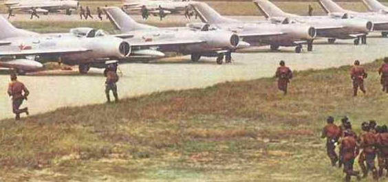 ：中国飞行员投敌叛逃，结果无人接应，最后撞山导致机毁人亡