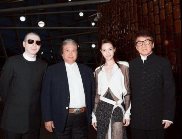 成龙|被冯小刚捧红，成龙接着捧，洪金宝等着捧，真不愧是“天选之女”！