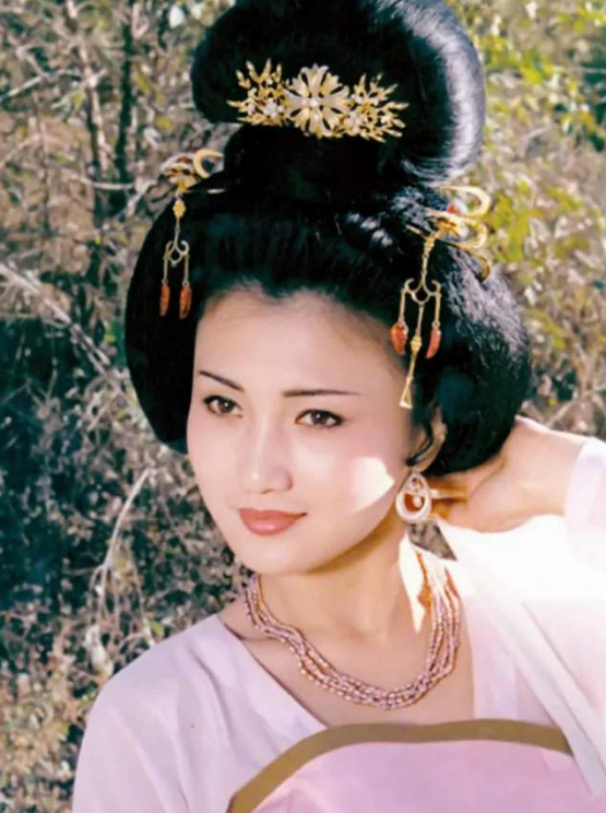 『杨贵妃』21岁出道， 因长得太美遭人嫉妒， 鼻子差点被人割掉，现家庭美满