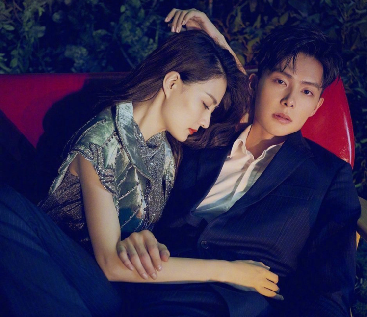 张铭恩：520胡冰卿艾特张铭恩，谁注意胡冰卿的发文时间了？早在暗戳戳的秀恩爱了