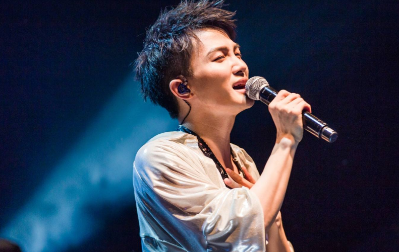 周深|周深参加乐队的夏天，和木马乐队合作的《她是暗淡星》，太好听了