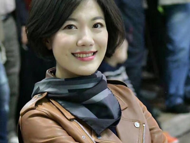 『东方卫视』曾经是《星光大道》冠军,春晚压轴与李谷一合唱,如今沦落街头卖唱