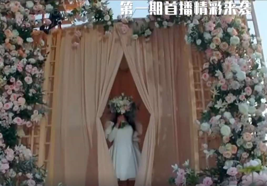 关晓彤:同穿婚纱出场,关晓彤拿花挡脸一眼被认出,baby出场蔡徐坤目不转睛