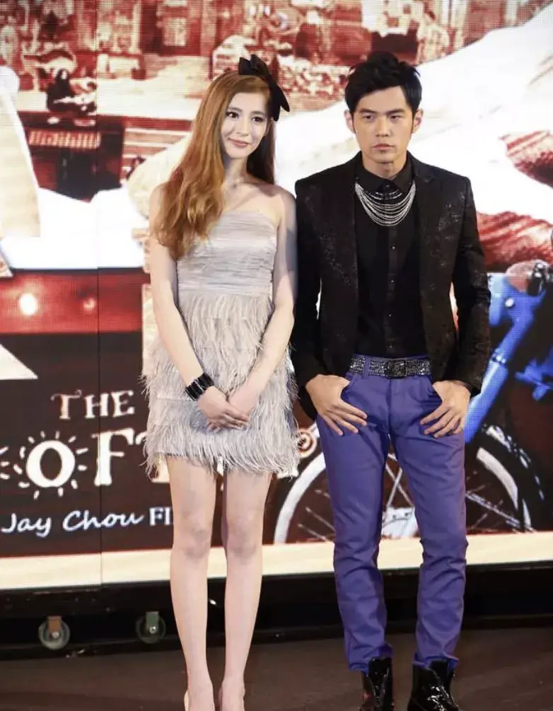 网红脸|她网红脸10年、和周杰伦恋爱都没火，胖得面目全非后火了...