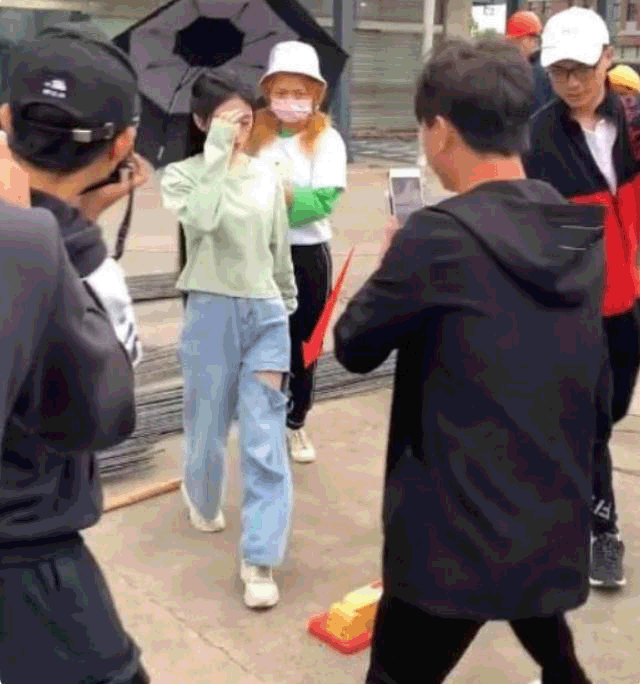 鹿晗■鞠婧祎素颜进组被偶遇，却被破洞裤抢镜?，看清造型：徒手撕的？