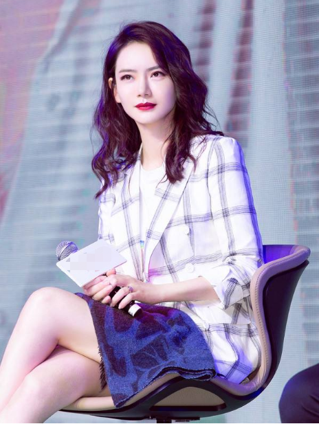 戚薇|戚薇让助理背过河被说耍大牌，当镜头往下移后，网友沉默了！