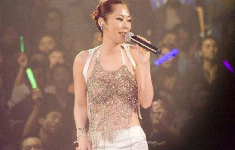 王菲|她巅峰时与王菲齐名，任性解约、私生活混乱，如今走在街上无人识