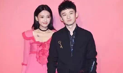 影帝|他的媳妇是“亿万富姐”，儿子是年轻影帝，而他却圈中的“龙套演员”