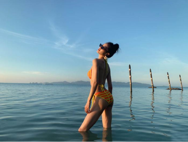 成龙|被冯小刚捧红，成龙接着捧，洪金宝等着捧，真不愧是“天选之女”！