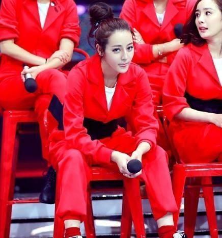 赵丽颖|女明星们的坐姿: 唐嫣高贵, 王丽坤像仙女, 赵丽颖才是亮点