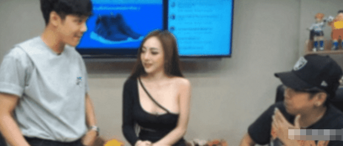 「综艺节目」泰国体育节目女主播有多美？身材一流，为提高收视率这操作也是稳了