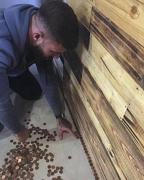 ■英国小哥6年前用硬币铺成地板，如今变成啥样了？看完之后有点不敢信！